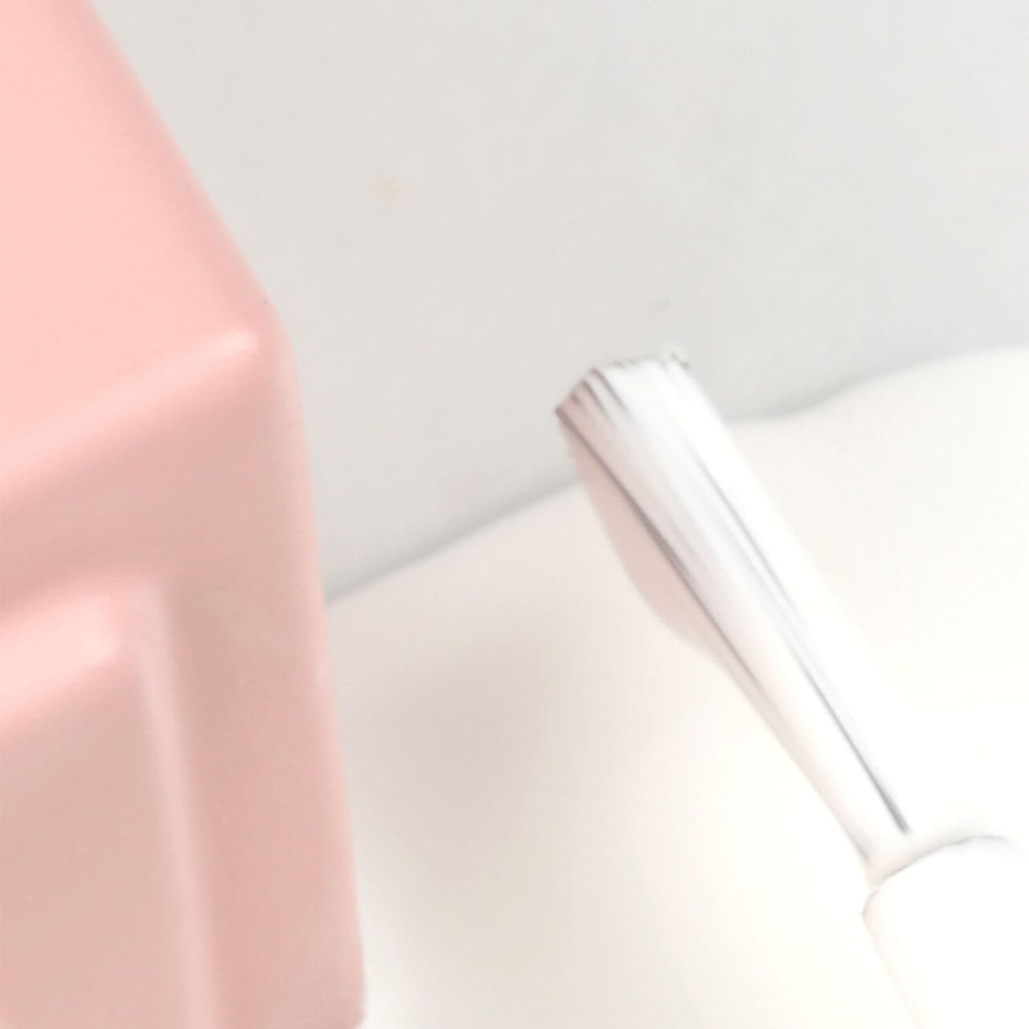 E.MiLac White Lotus Fine Brush #001-01, 9 ml.